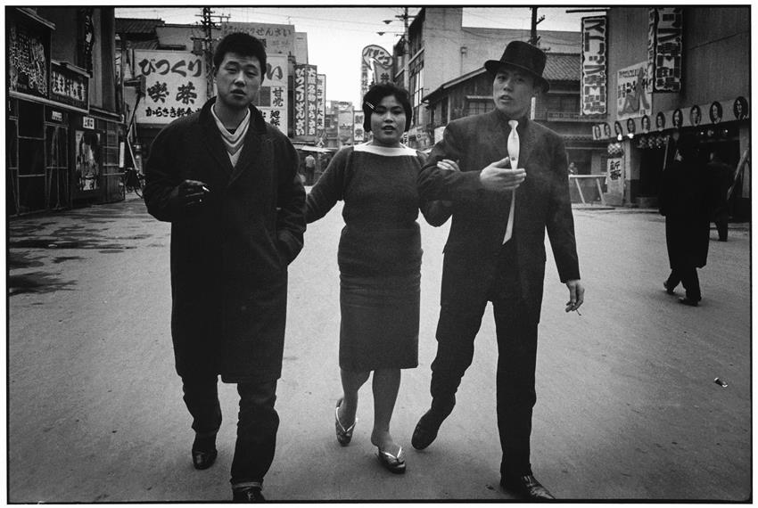 Ed van der Elsken, Yakusa territory Kamagasaki, Osaka (1960) Nederlands Fotomuseum / &copy; Ed van der Elsken / Collection Stedelijk Museum Amsterdam 